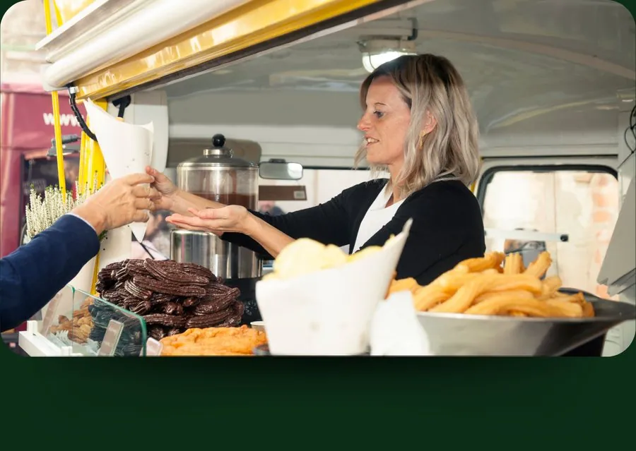 Atendimento em um food truck durante o evento