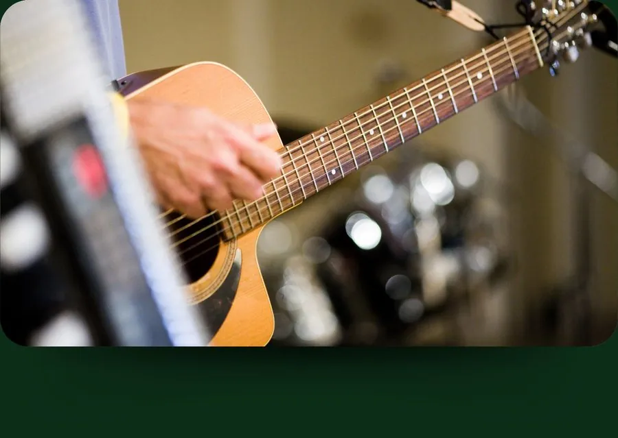 Músico tocando violão ao vivo no evento