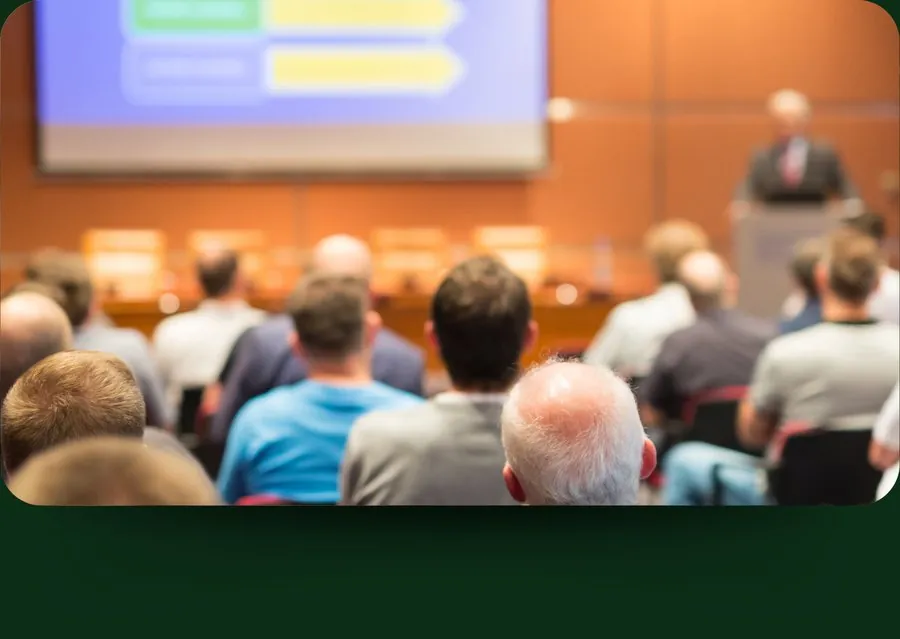 Plateia assistindo a uma palestra no evento