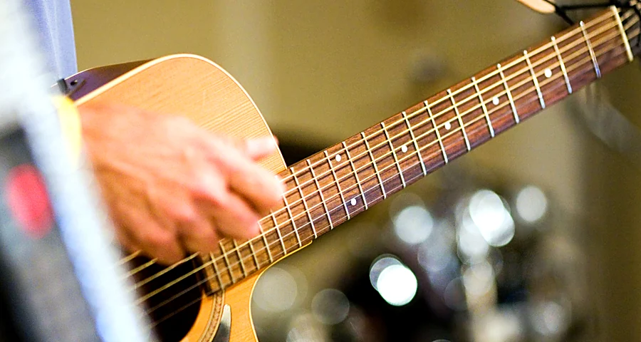 Músico tocando violão ao vivo no evento