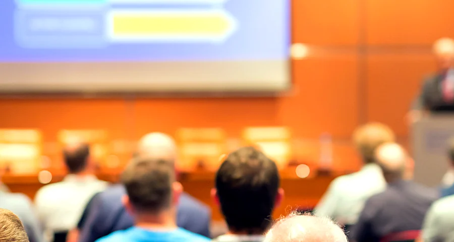 Plateia assistindo a uma palestra no evento